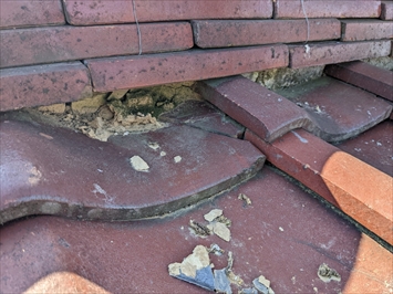 日野市百草にて瓦屋根の点検、屋根の葺き替え工事で耐震性の向上も図れます